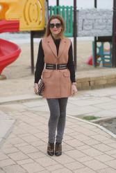 Camel sleeveless jacket: the trendiest vest 