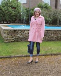 TRENCH Y BOINA ROSA