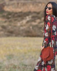 Estilo Boho Chic, Vestido largo de Flores con sandalias de tiras de Raye