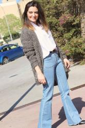 Jeans de campana con cardigan