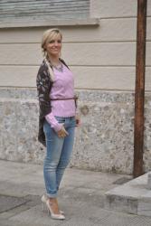 SPRING CASUAL OUTFIT - MAGLIONE DI  COTONE LILLA ABBINATO A JEANS SKINNY E MAXI SCIARPA -