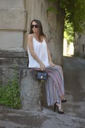 Pantaloni palazzo (un super trend) a righe multicolor e tacchi altissimi