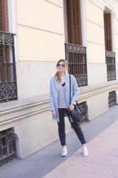 LOOK CON ZAPATOS CON CORDONES PLATEADOS Y PLATAFORMA