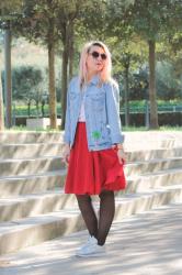 Look: Patchs et veste en jean.