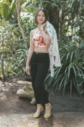 Porter la tendance tropicale: Crop top et veste blanche