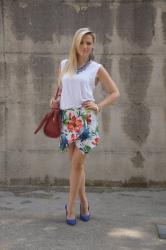 OUTFIT: FLORAL PRINT SKORT - GONNA PANTALONE A FIORI ABBINATA AD UNA CANOTTA BIANCA -