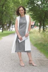 Harmonie in der Mode: Silbergraues Midi Stretchkleid in 3 Varianten und Stilanalyse