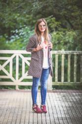 Abrigo Oversize y Sneakers 