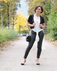 Black and white layer look with faux leather leggings