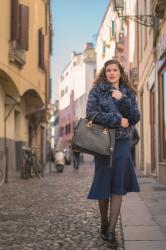 Falsches Fell und coole Farbe: eine blaue Jacke für den Winter