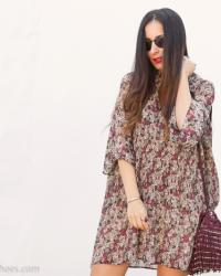 Vestido plisado de flores y botas Over the Knee de ante