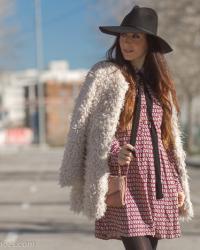 Vestido camisero con estampado 70's y abrigo de pelo