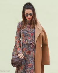 Estilo Boho Chic con Vestido estampado cachemir y botas altas de ante