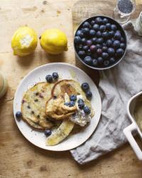 Bananpannkakor med vallmo, citronricotta och blåbär