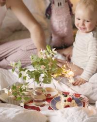 En 1-årsdag med tårta på sängen och en ny rutig vintageklänning