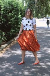 Maxi dots and pleats