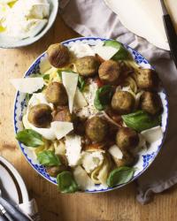 Vegetarisk spagetti med olivig tomatsås, buffalomozzarella och libanesisk falafel