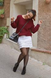 Look casual féminin avec un pull cosy bordeaux