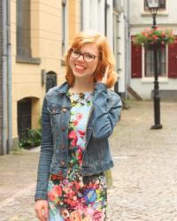 Outfit | Blauwe jurk met bloemen in een Utrechts steegje