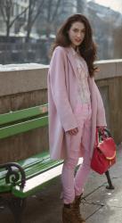 Everyone chic wears pink jeans now. Here is how to follow the trend