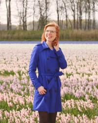 Outfit | Met mijn donkerblauwe trenchcoat tussen de tulpen