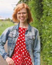 Outfit | Rode jurk met witte stippen (een tikkeltje stoer!)