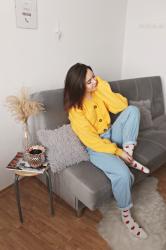 YELLOW SWEATER & SLOUCHY JEANS