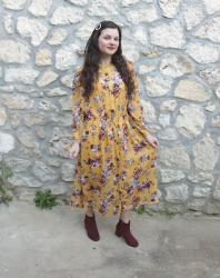 Look robe longue moutarde fleurie et bottines bordeaux