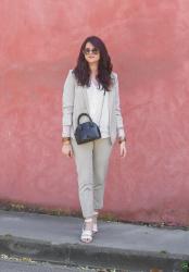 Look • En costume beige chic pour l’été