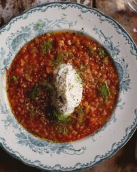 Smörig daal med gul curry, färska tomater och ingefära