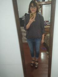 Outfit propio: Blusa de estampado de topitos + boyfriend jeans.