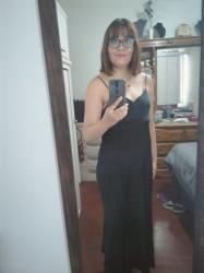 Outfit propio: Vestido negro de satín.