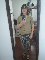 Outfit propio: Blusa verde + pantalón de cuadros.