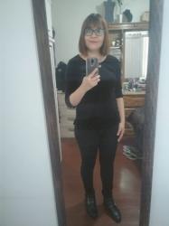 Outfit propio: Blusa de terciopelo negro + jeans negros.