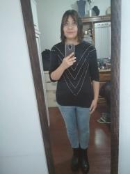 Outfit propio: Suéter negro + jeans azul bajito.