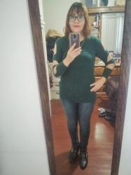 Outfit propio: Suéter verde fuerte + jeans.