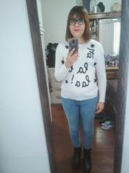 Outfit propio: Suéter blanco con estampado + jeans.