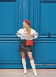 Les bons basiques : marinière, jupe en cuir, bottes blanches et sac Timeless Chanel