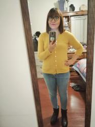 Outfit propio: Suéter de botones amarillo + jeans azul claro.