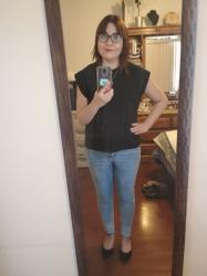 Outfit propio: Camiseta negra + jeans deslavados.