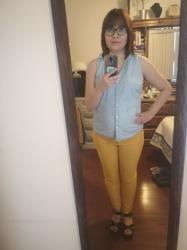 Outfit propio: Camisa de mezclilla sin mangas + pantalón amarillo.