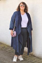 Unaufgeregtes Outfit in Blau mit Flieder und Off-Label-Use