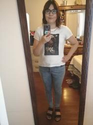 Outfit propio: Camiseta con estampado de flor + jeans deslavados.