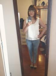 Outfit propio: Blusa blanca satinada + jeans deslavados