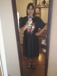 Outfit propio: Camiseta de calaveras + falda negra midi.