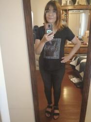 Outfit propio: Camiseta negra con estampado de frases + jeans negros.