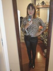 Outfit propio: Camisa satinada animal print + pantalón negro polipiel + blazer beige.