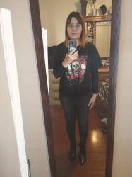 Outfit propio: Camiseta de estampado de calaveras + jeans negros.