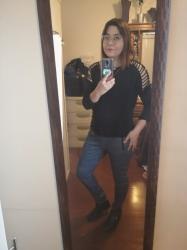 Outfit propio: Sueter negro con aberturas en los hombros + pantalón gris a cuadros.