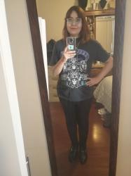 Outfit propio: Camiseta de Guns and roses + jeans negros.